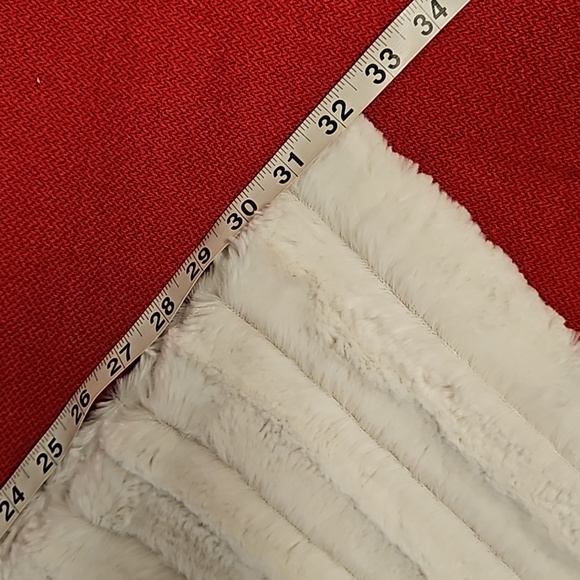 2 very large pieces of soft faux fur for flat lays props RESELLER MUST HAVE EUC - Picture 5 of 9